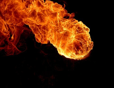 Đốm lửa bay vào nhà là điềm gì?